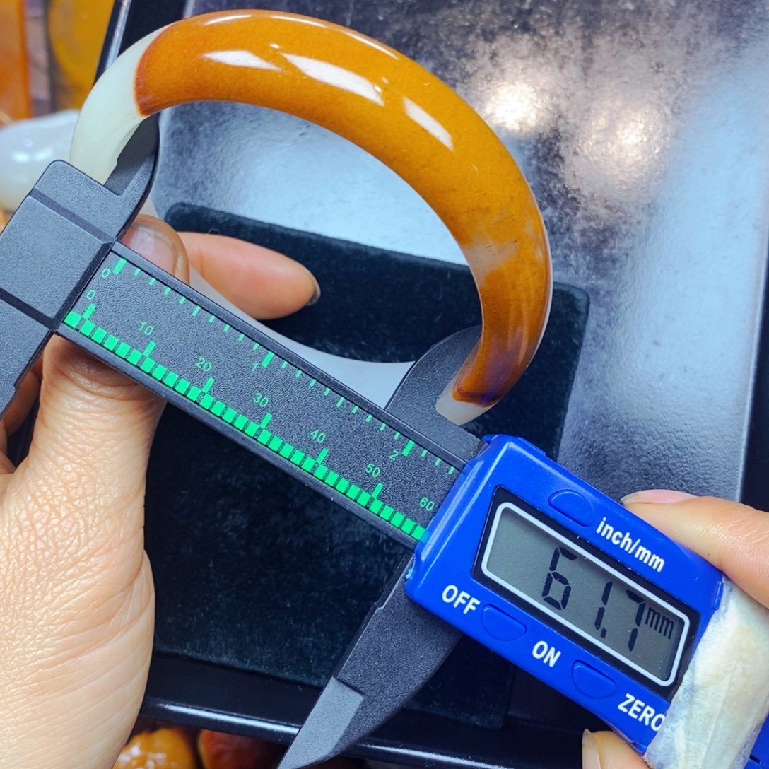 未镶嵌石英质玉（黄龙玉）颈饰