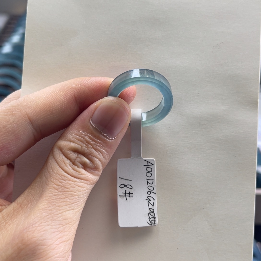 莫***姐翡翠未镶嵌手镯素圈18