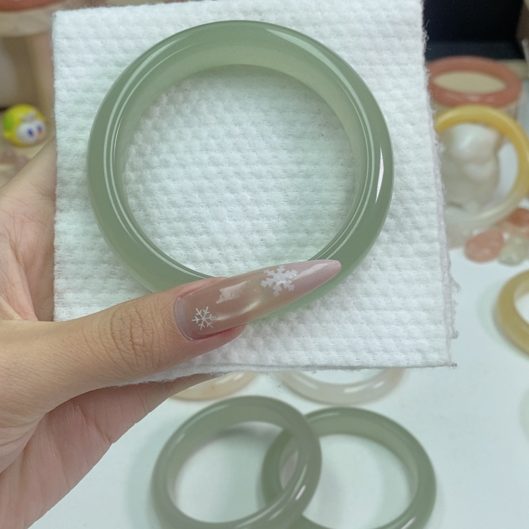 风***月石英质玉未镶嵌手镯