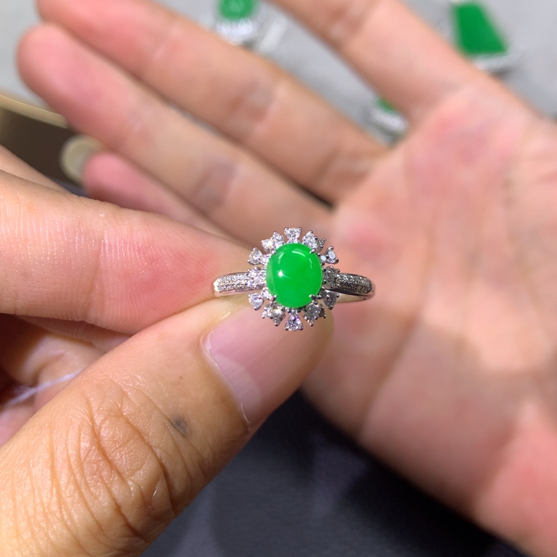 翡翠戒指18K金镶嵌翡翠