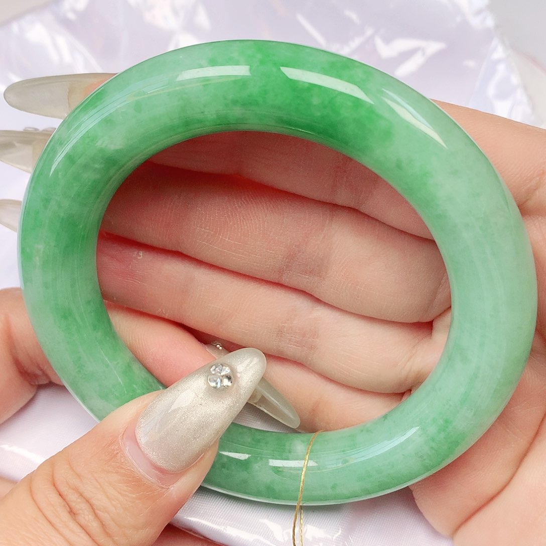翡翠手镯未镶嵌抖音557