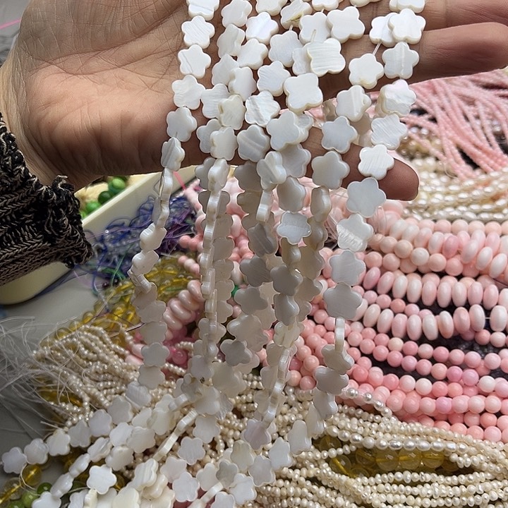 玛瑙/玉髓珠宝半成品未镶嵌一条白贝梅花
