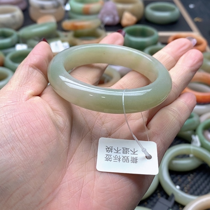 石英质玉手镯未镶嵌