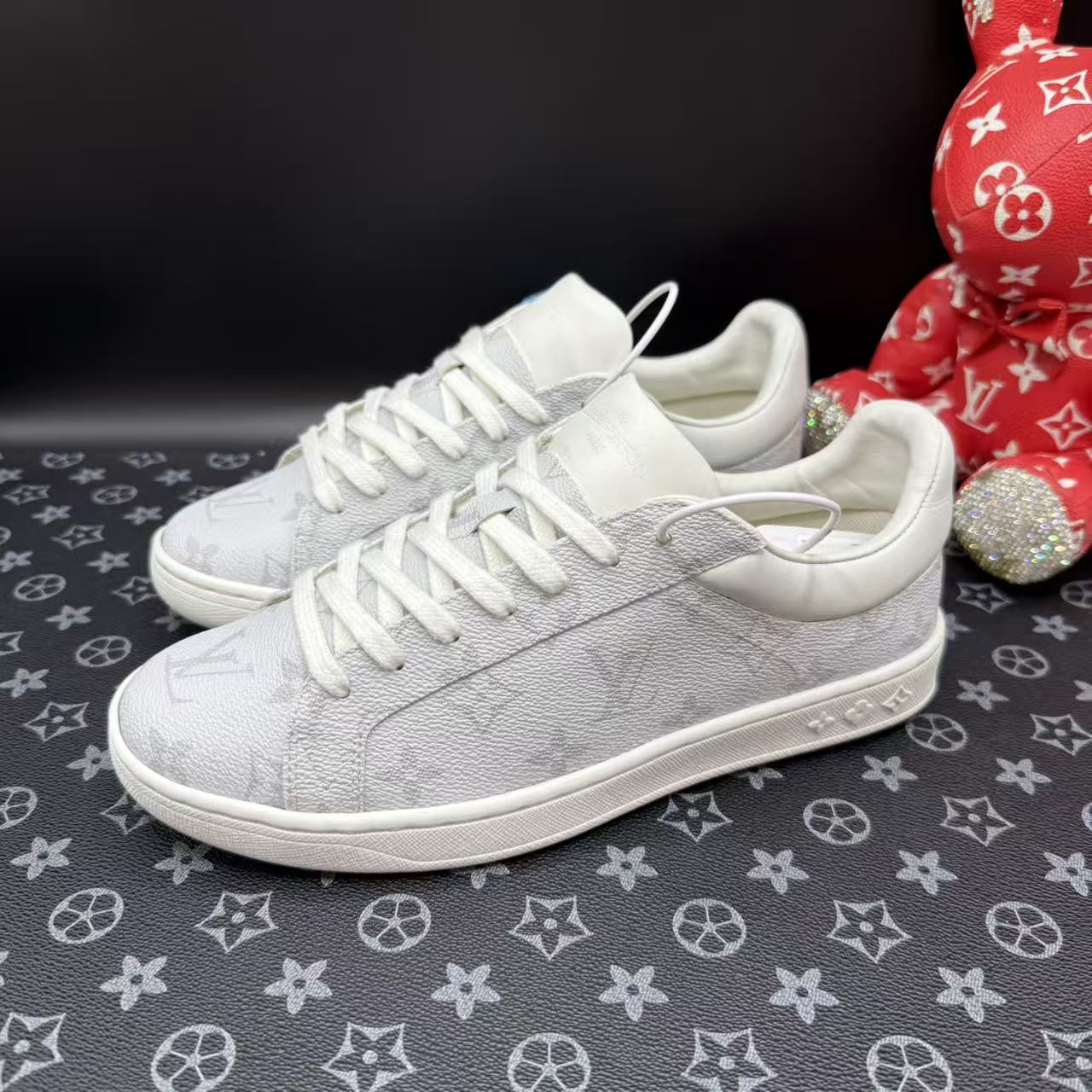 95新 LouisVuitton/路易威登 白灰卢森堡满印老花板鞋39码olas183
