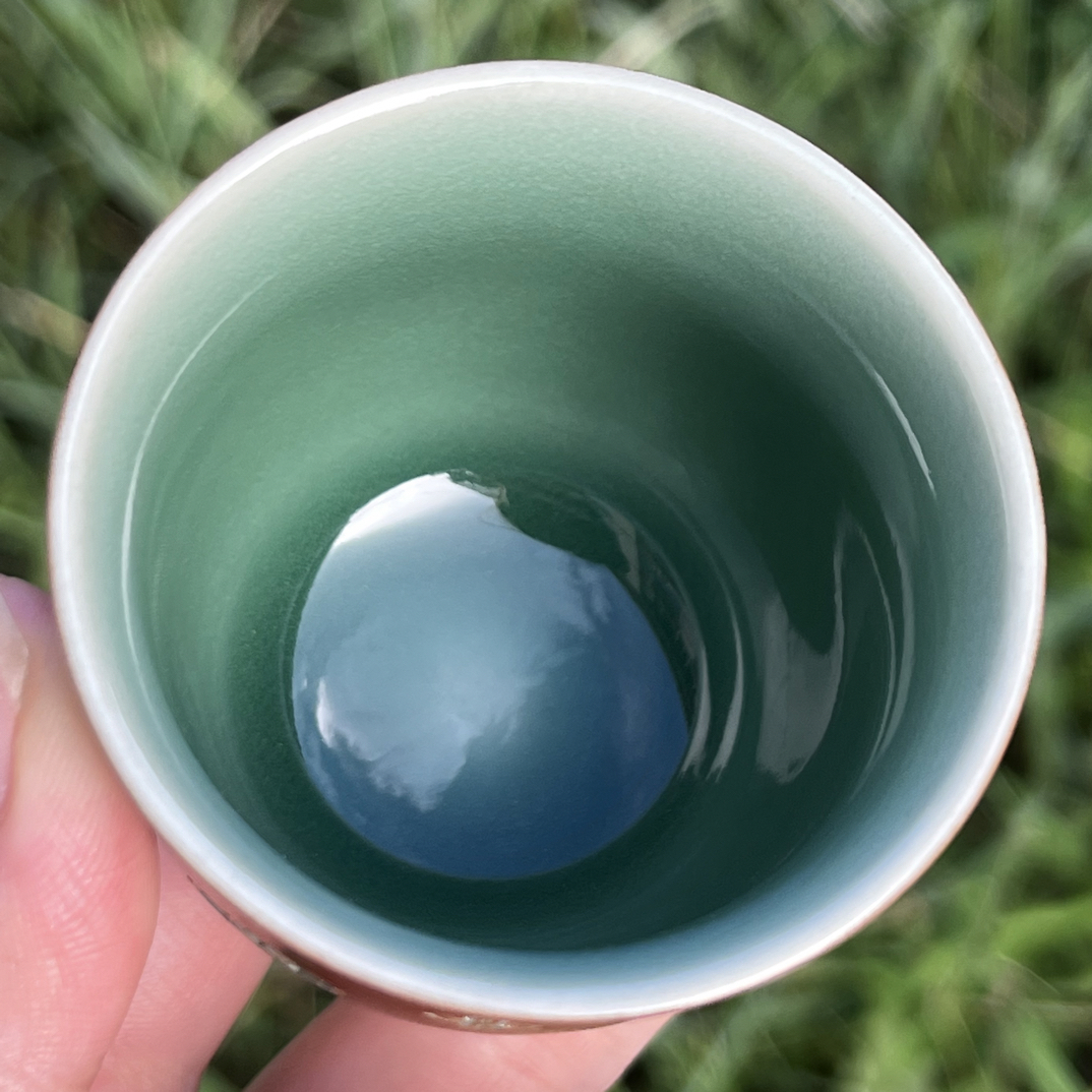 龙泉青瓷草木灰双釉老花铃铛杯