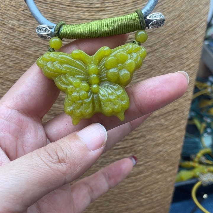 蛇纹石玉吊坠合金