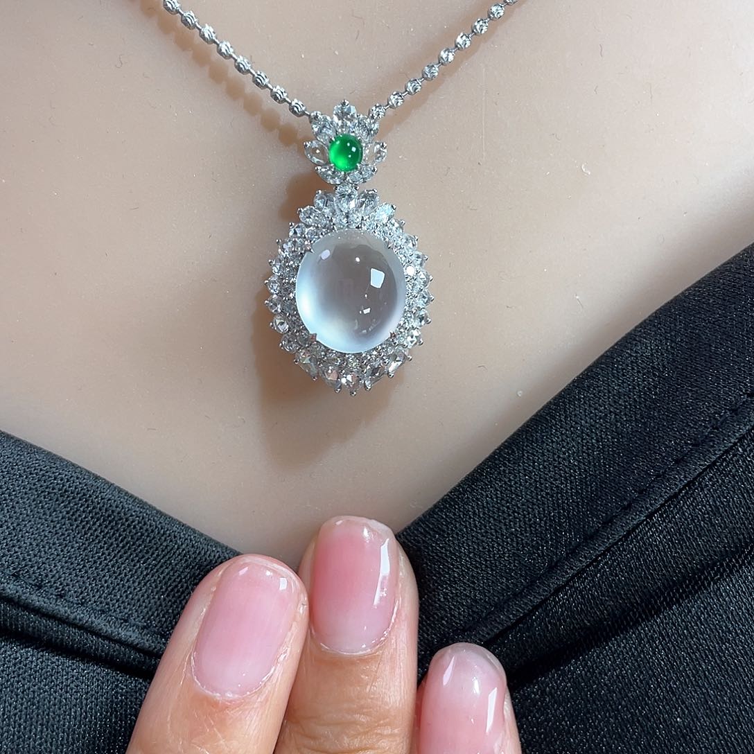 翡翠颈饰18K金镶嵌翡翠蛋面挂坠