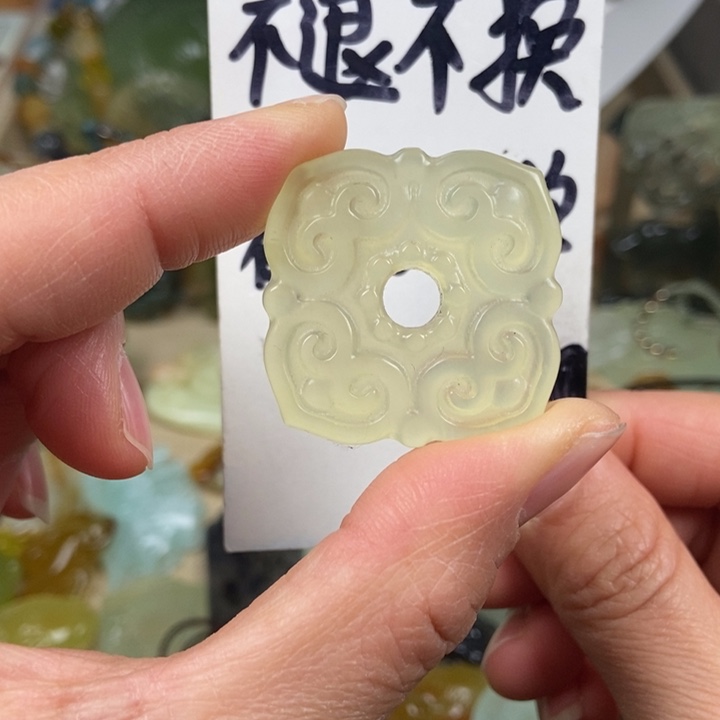 蛇纹石玉颈饰未镶嵌