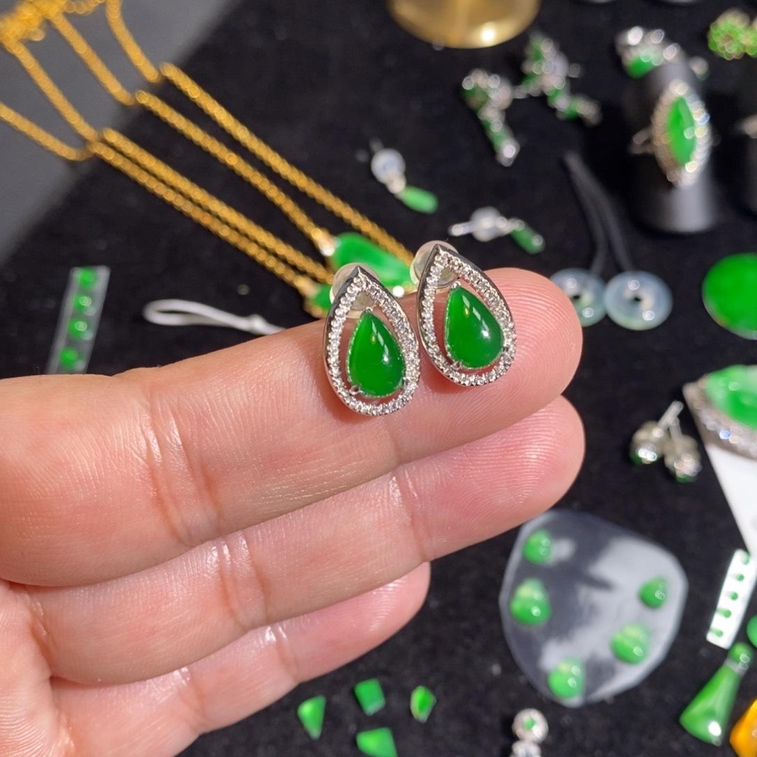 翡翠耳饰18K金镶嵌浓绿蛋面耳钉