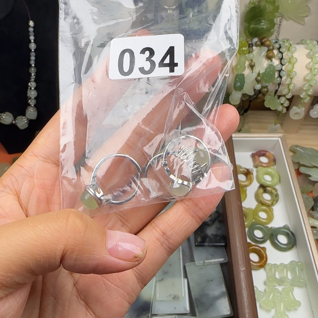 蛇纹石玉岫玉未镶嵌小***嘻