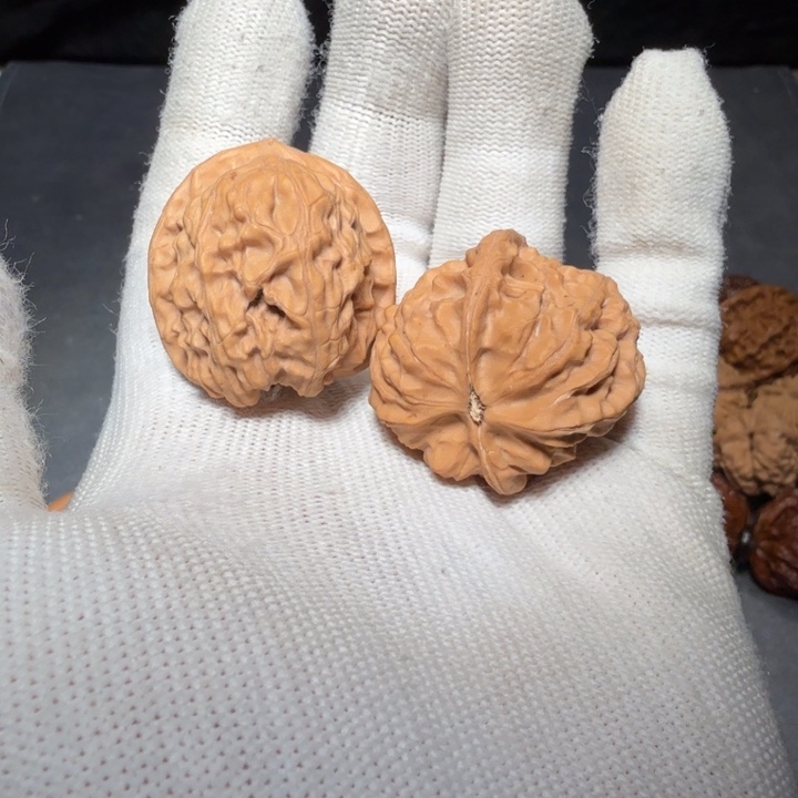 文玩核桃吊坠大枣编号6760，32-34.5-32，有卡