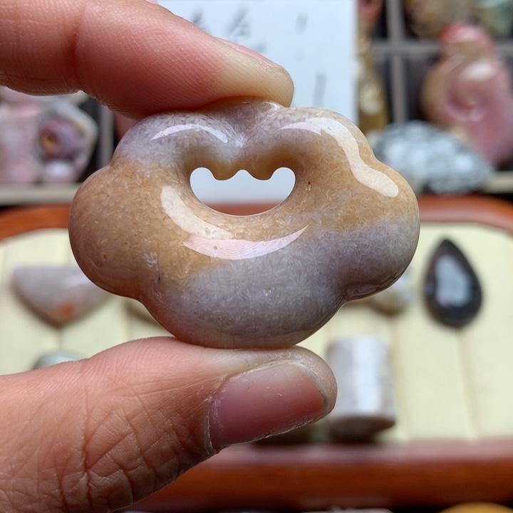 硅化珊瑚（珊瑚玉）颈饰足银镀金镶嵌