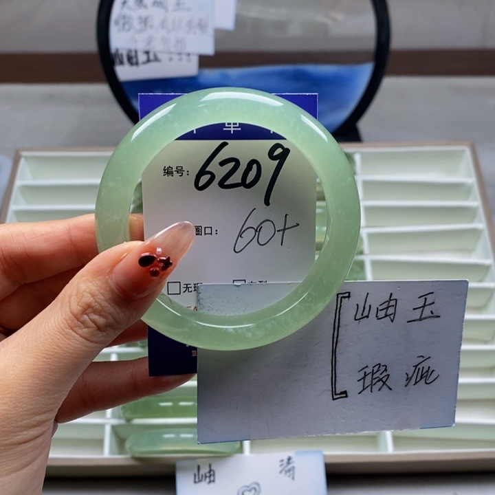 蛇纹石玉手镯未镶嵌