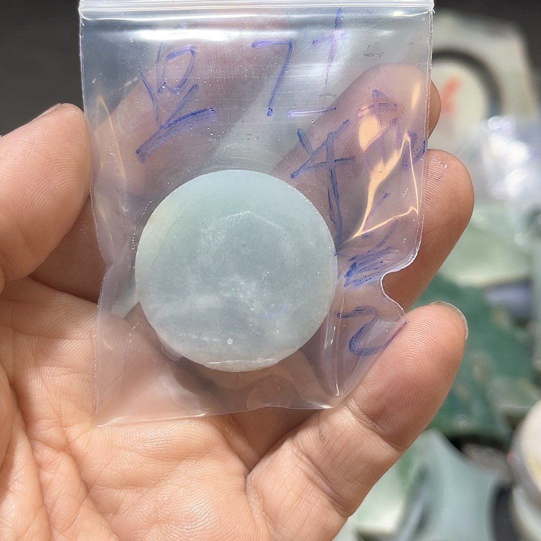 未镶嵌挂件翡翠豆****。平安扣包工