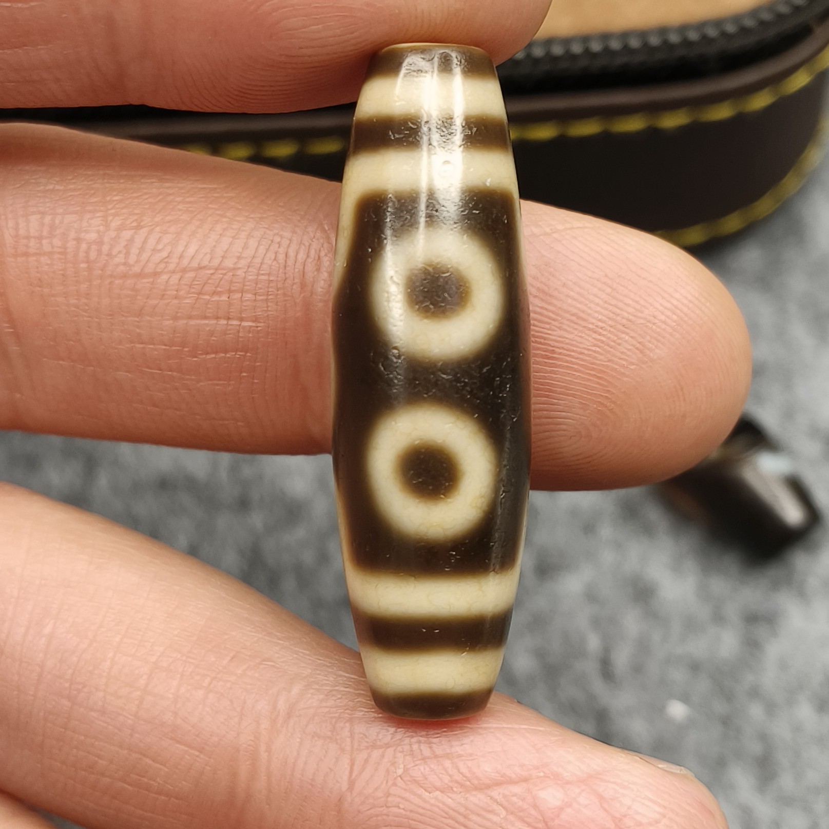 牙黄宝盖五眼玛瑙珠