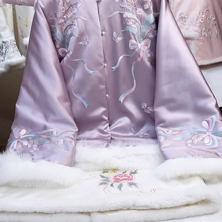 织绣真丝烟紫色铃兰花棉服