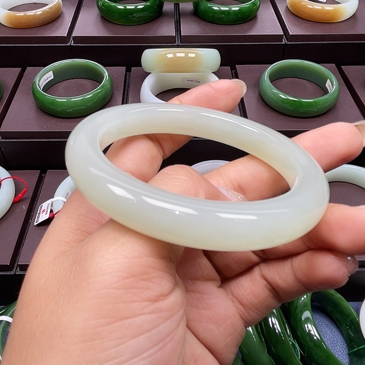 和田玉未镶嵌手镯