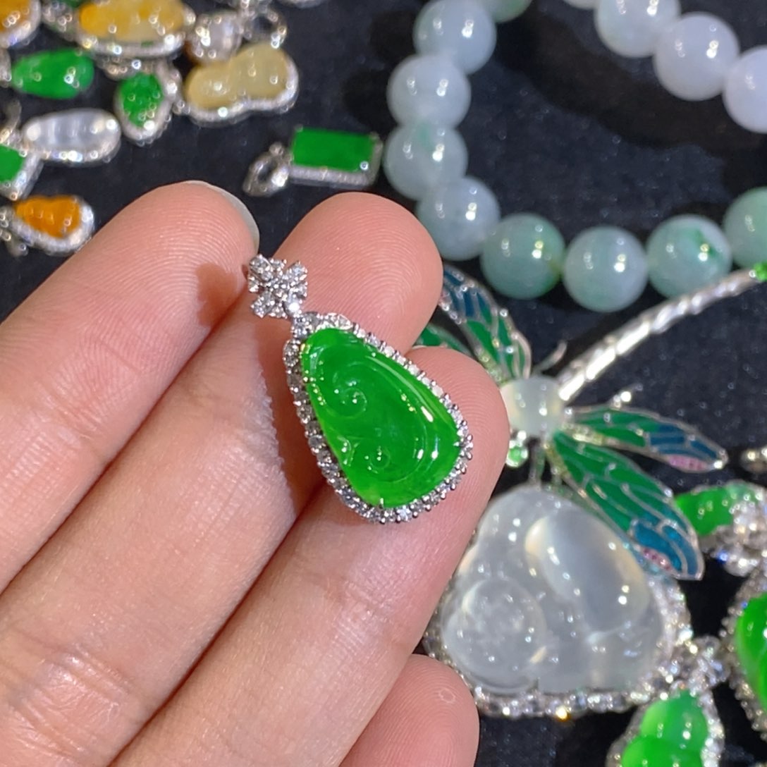 翡翠18K金镶嵌颈饰天然缅甸A货翡翠