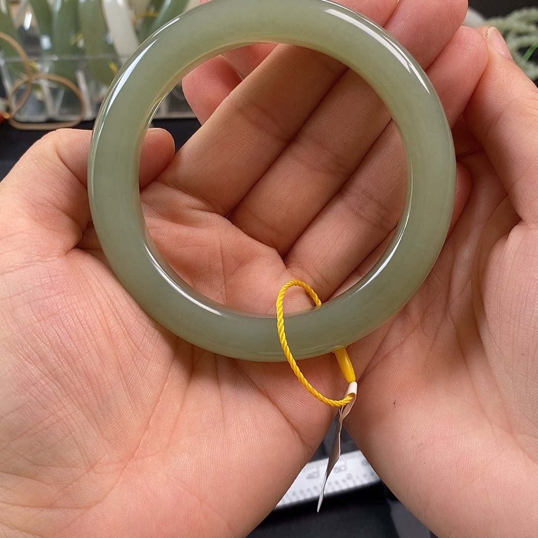 এ***࿐和田玉未镶嵌手镯