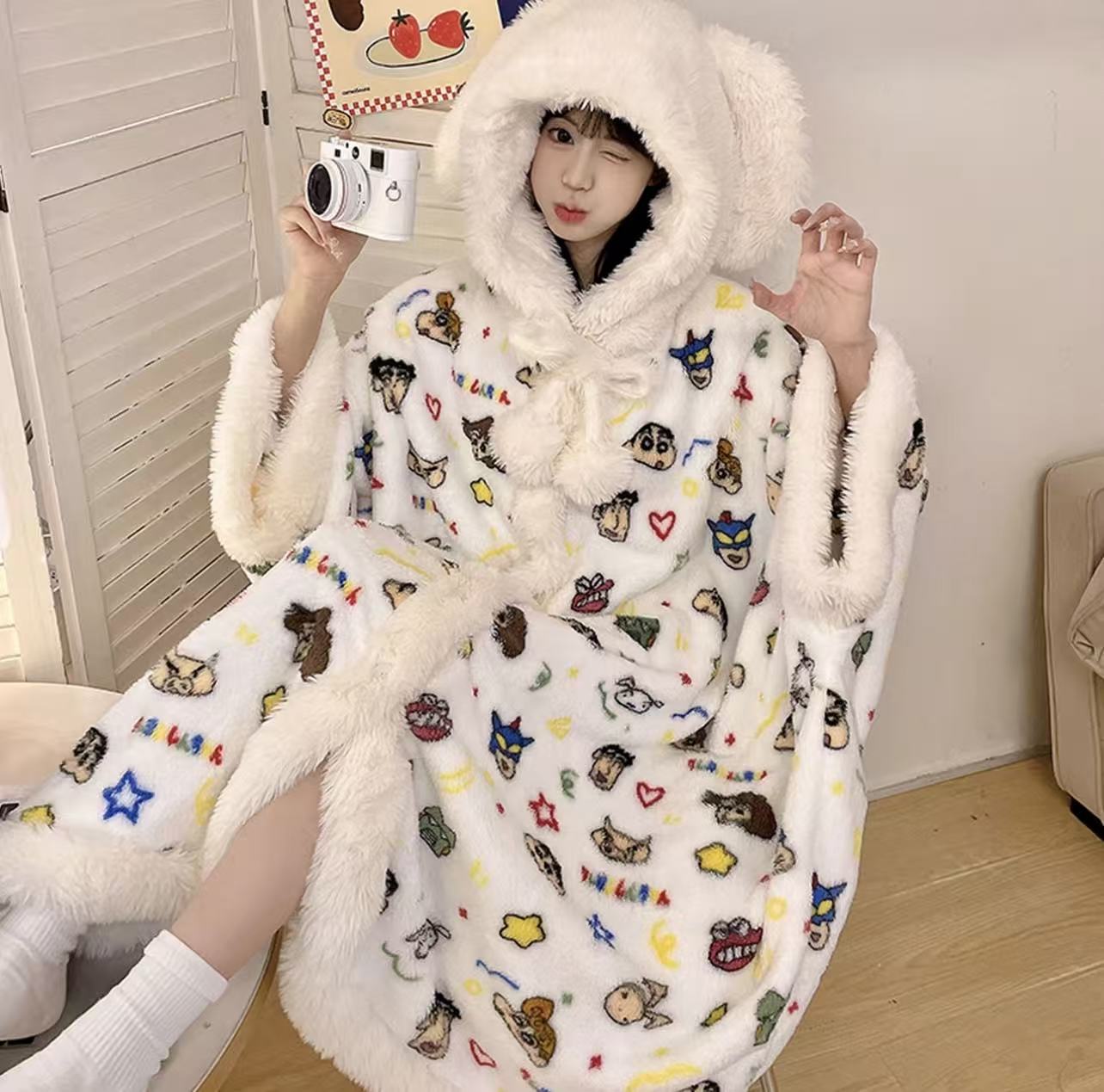 蜡笔小新睡袍女冬秋季珊瑚绒中长款加厚连帽斗篷睡衣裙家居服