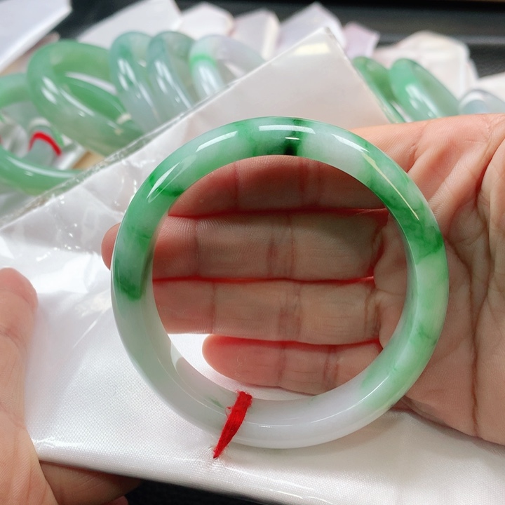 翡翠手镯未镶嵌5556565656