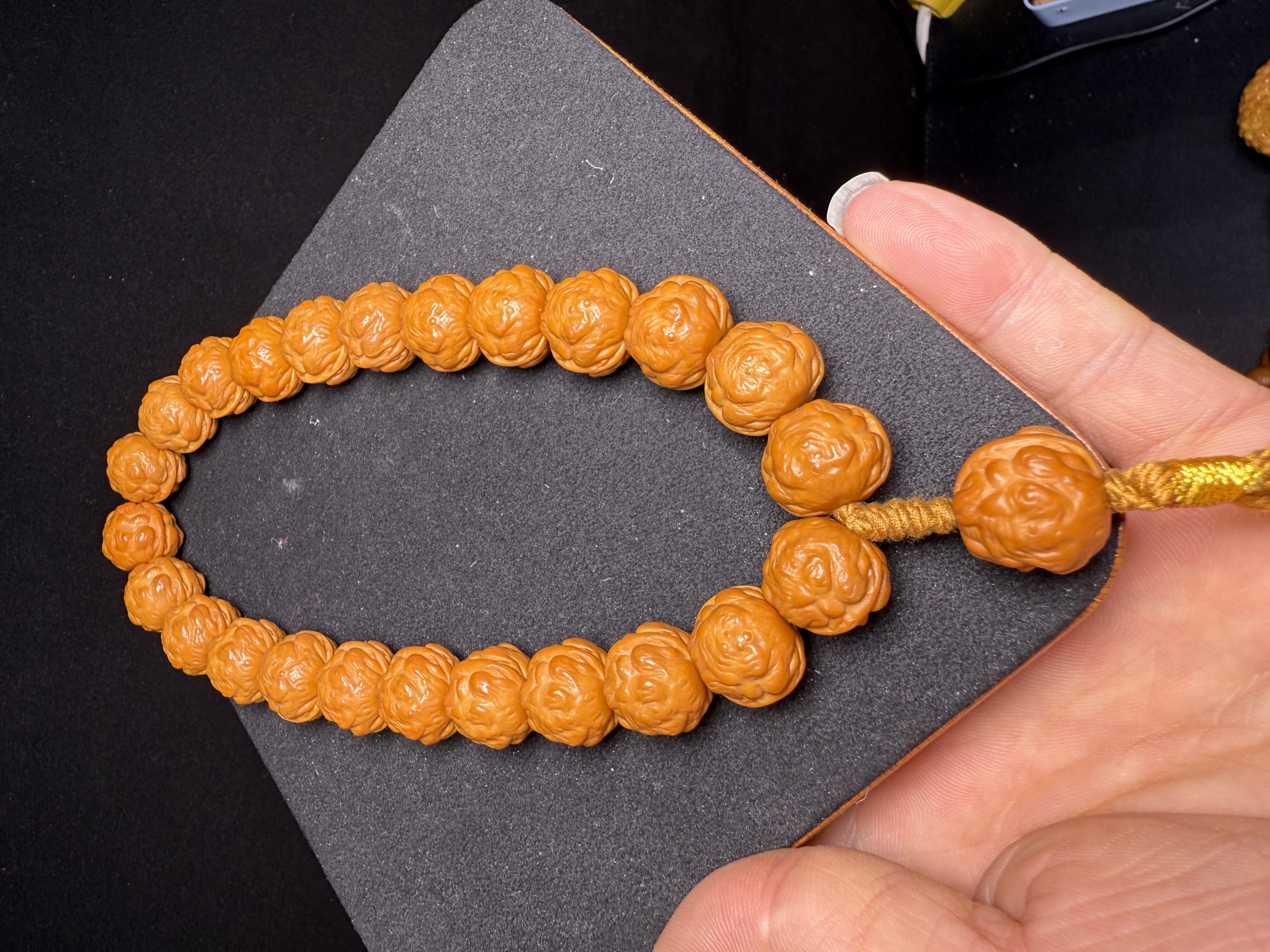 【蟾王手持】猴头核桃聚宝盆精工雕刻蟾王手持(24颗籽)