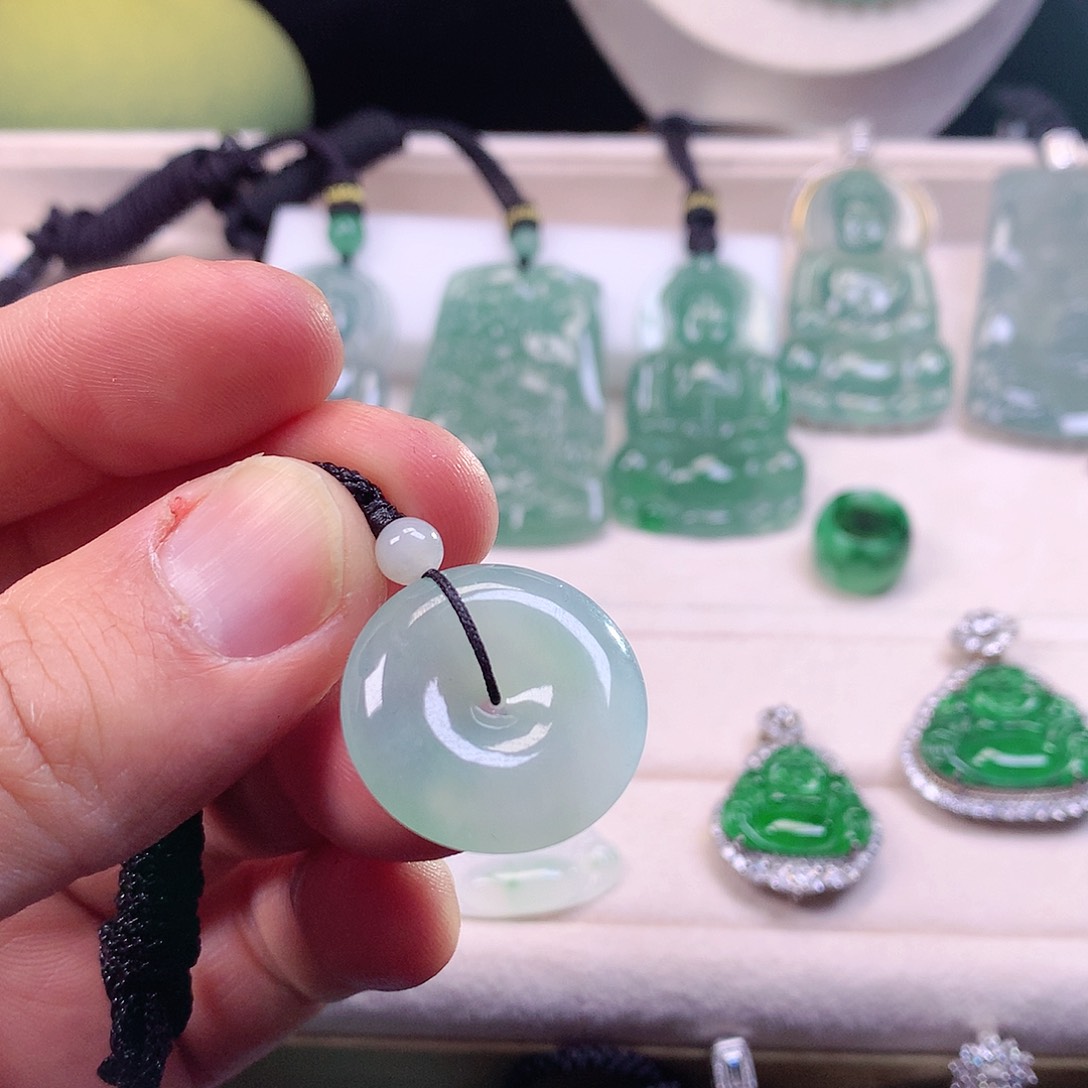 翡翠颈饰未镶嵌翡翠