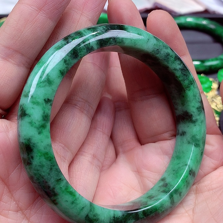 翡翠手镯未镶嵌翡翠