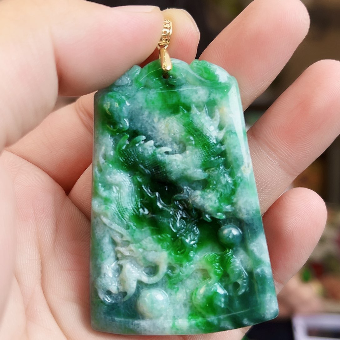 翡翠18K金镶嵌颈饰吊坠