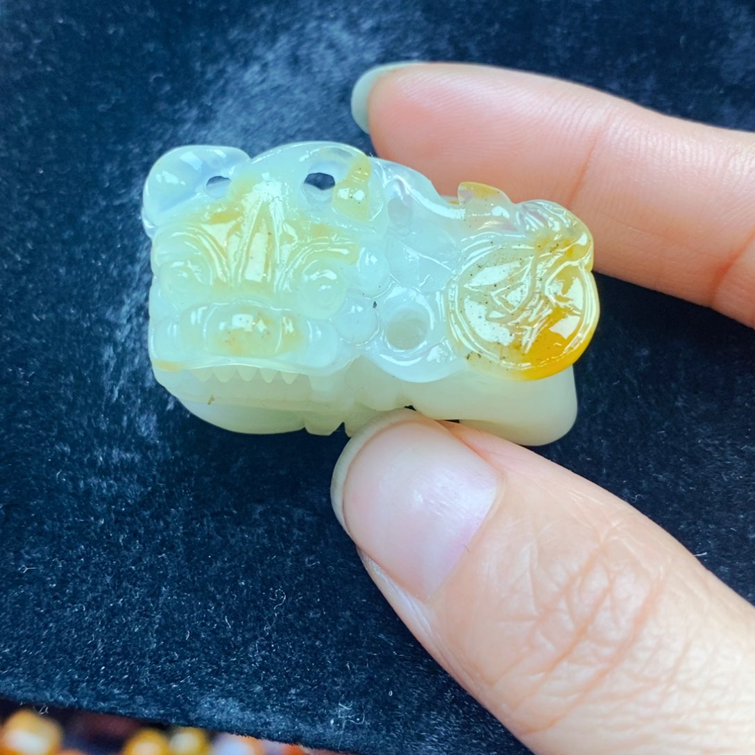 未镶嵌石英质玉（黄龙玉）颈饰