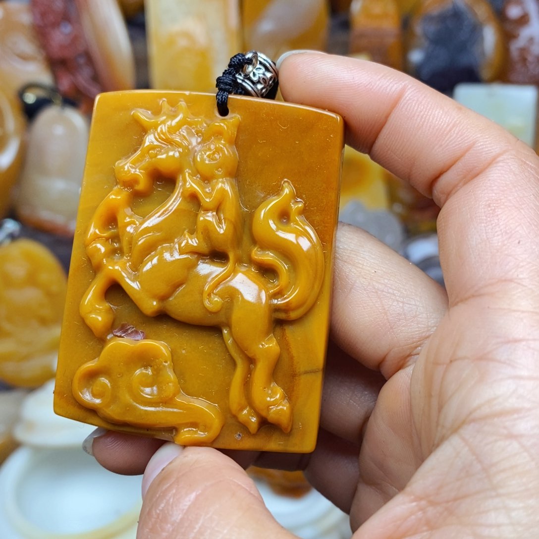 石英质玉（黄龙玉）颈饰未镶嵌