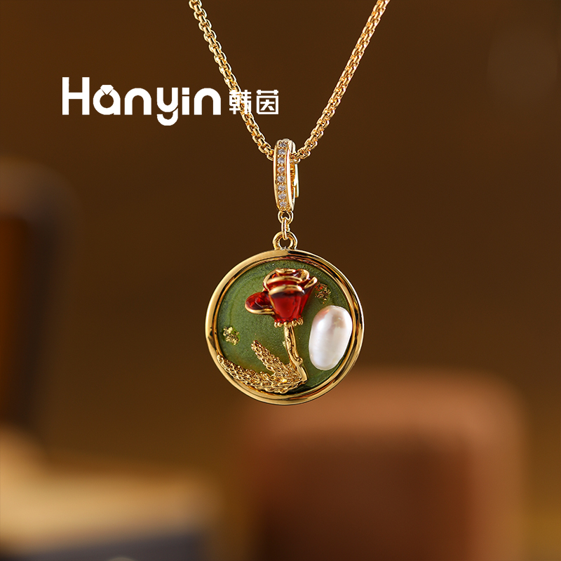 小众复古气质玫瑰花圆牌搭配巴洛克淡水珍珠项链