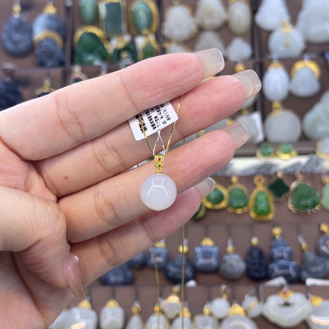 和田玉吊坠18K金镶嵌