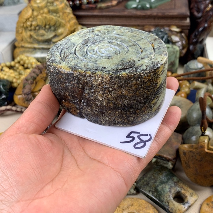 岫岩河磨玉（透闪石质玉）小摆件有瑕未镶嵌