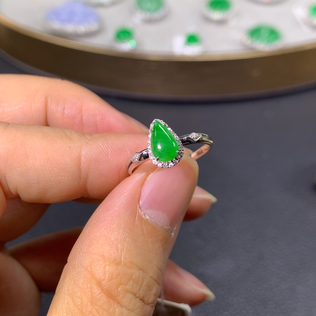 翡翠戒指18K金镶嵌翡翠