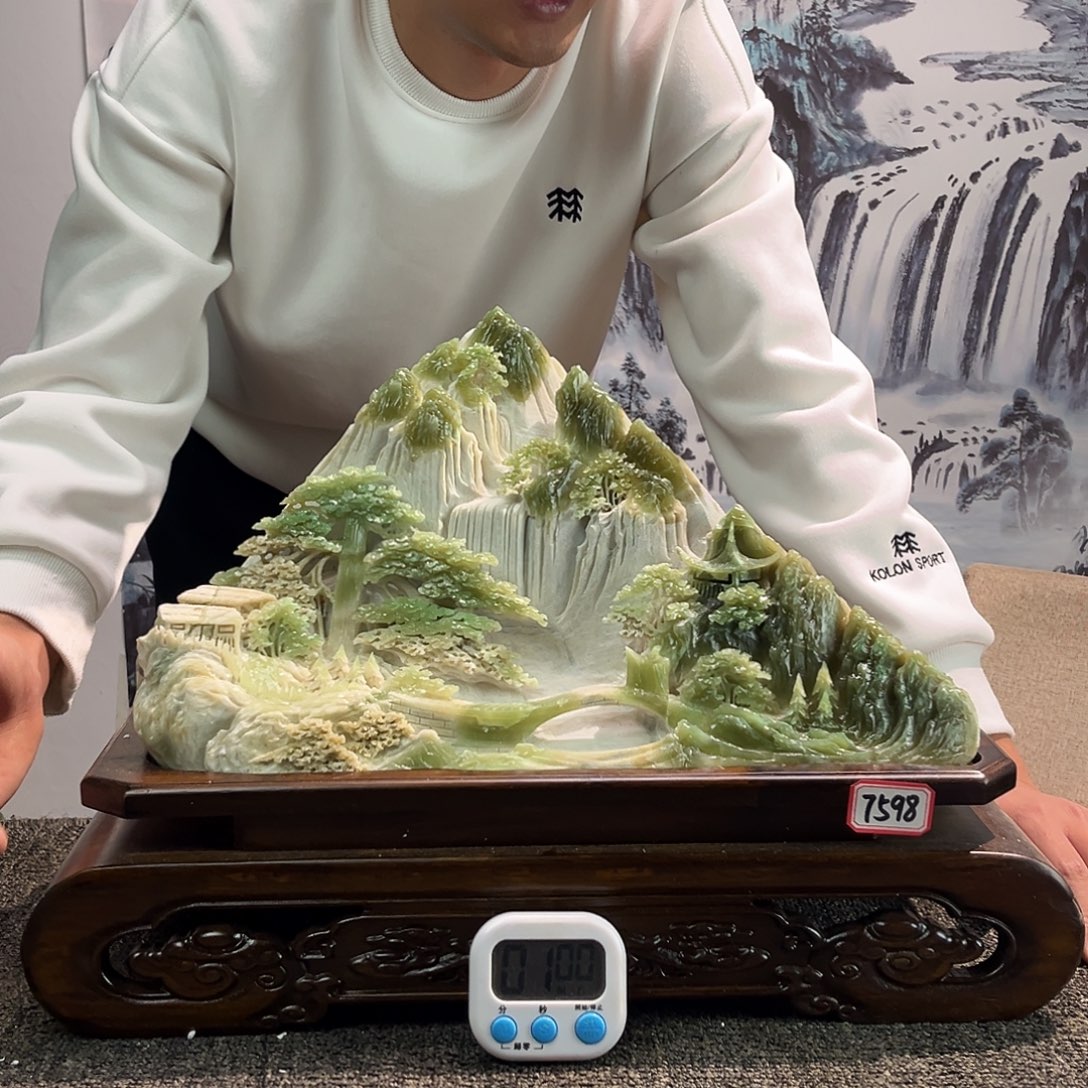 观***在玉玉摆件绿色带底座
