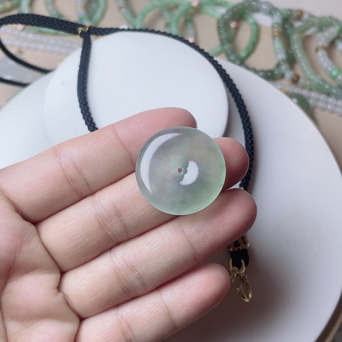 翡翠颈饰未镶嵌R****i平安扣