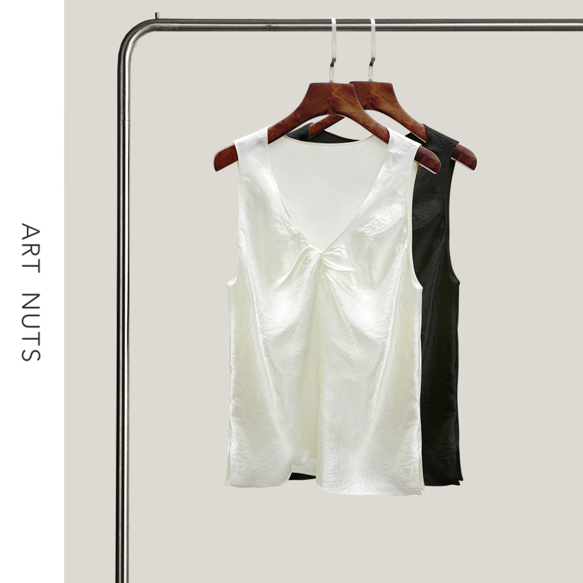悦迷ArtNuts落落大方肌理感V领褶皱纽结显瘦白色外穿吊带背心