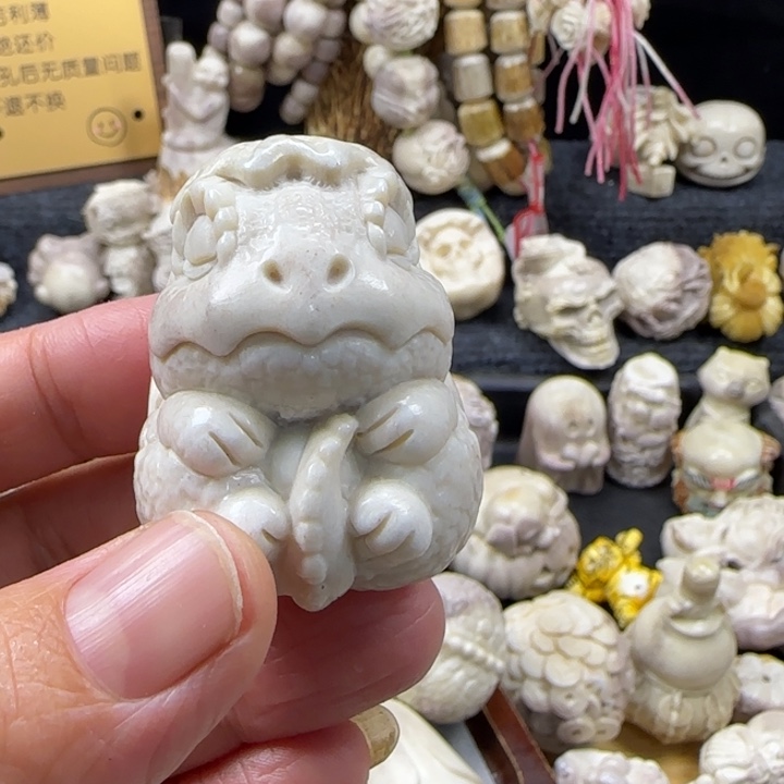 红***豆非金属配饰鹿角雕刻恐龙