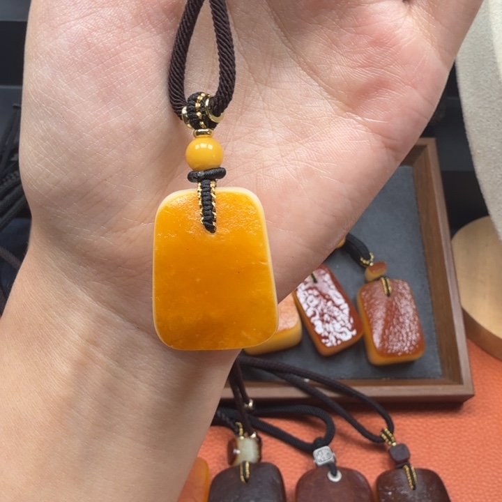 蜜蜡未镶嵌吊坠(赠链)