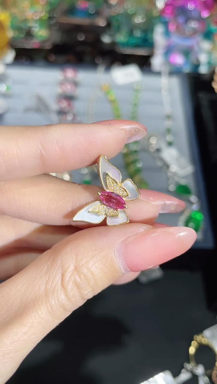 18K金镶嵌彩色蓝宝石吊坠蝴蝶