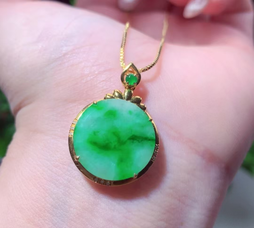 天然缅甸翡翠18k无事牌吊坠、292尺寸25.9x18.7x5.5