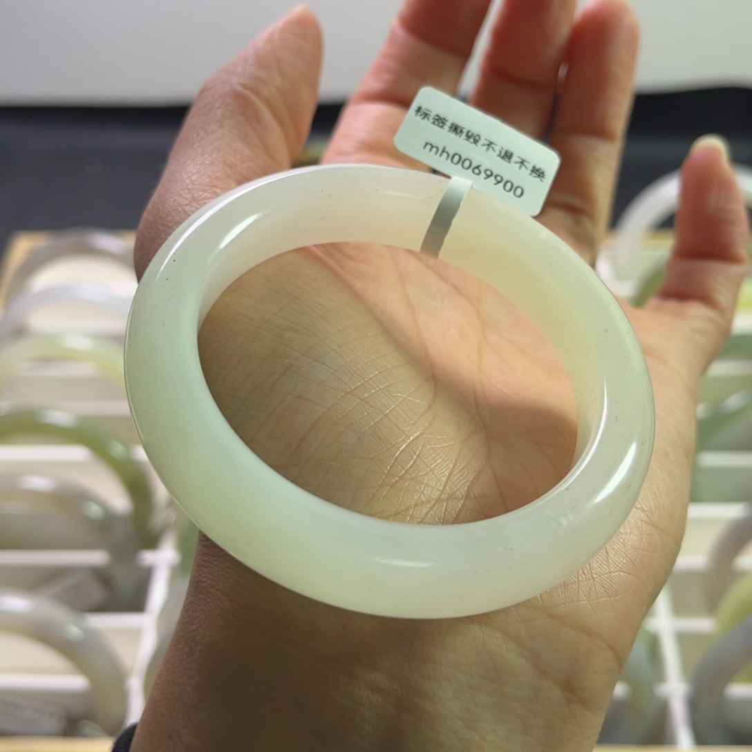 和田玉手镯53.6圈未镶嵌