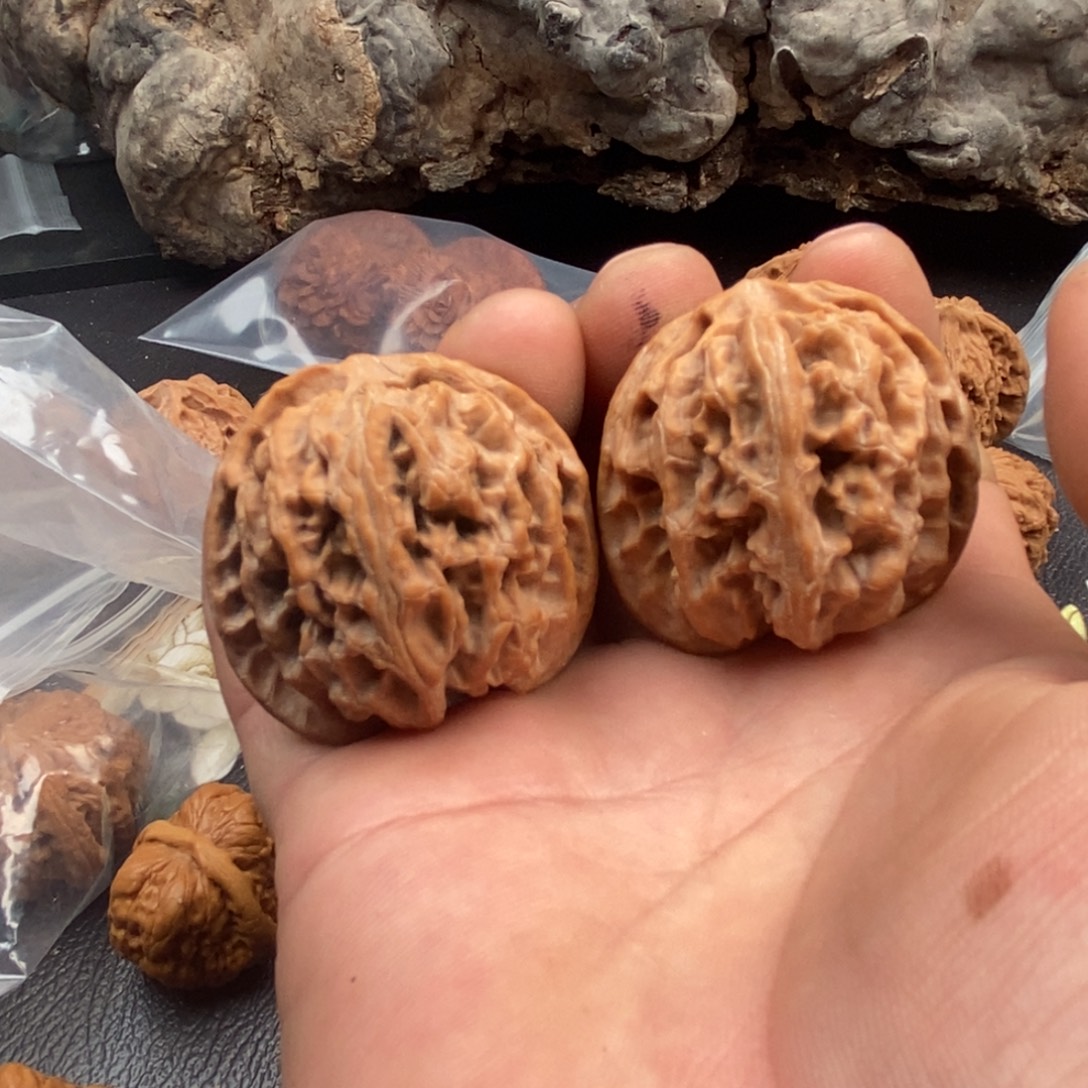 或***许文玩核桃吊坠苹果园