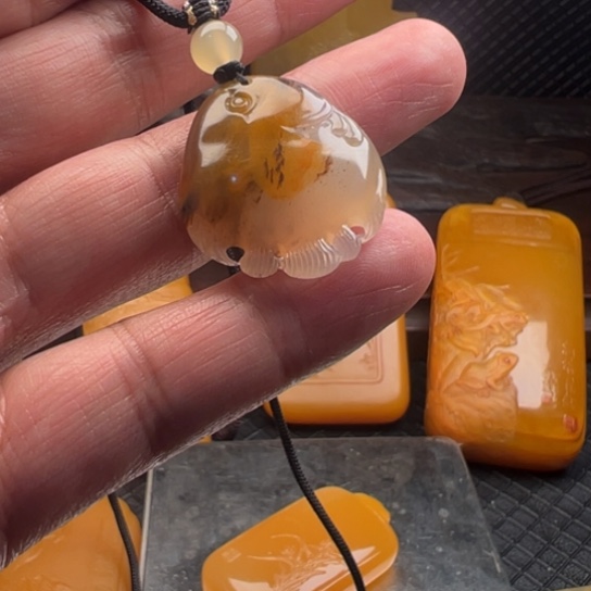 石英质玉（黄龙玉）吊坠(不含链)合金