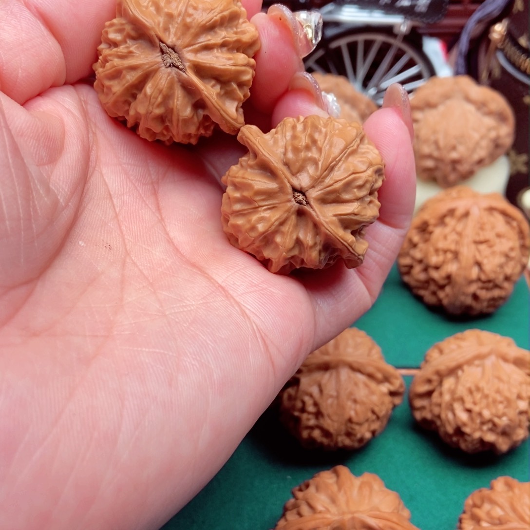 文玩核桃吊坠金牛37