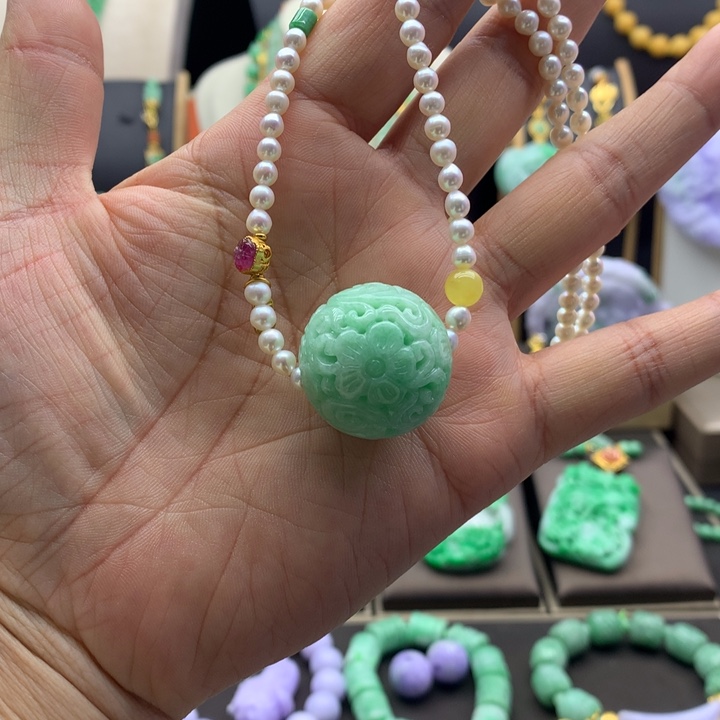 翡翠吊坠(赠链)未镶嵌