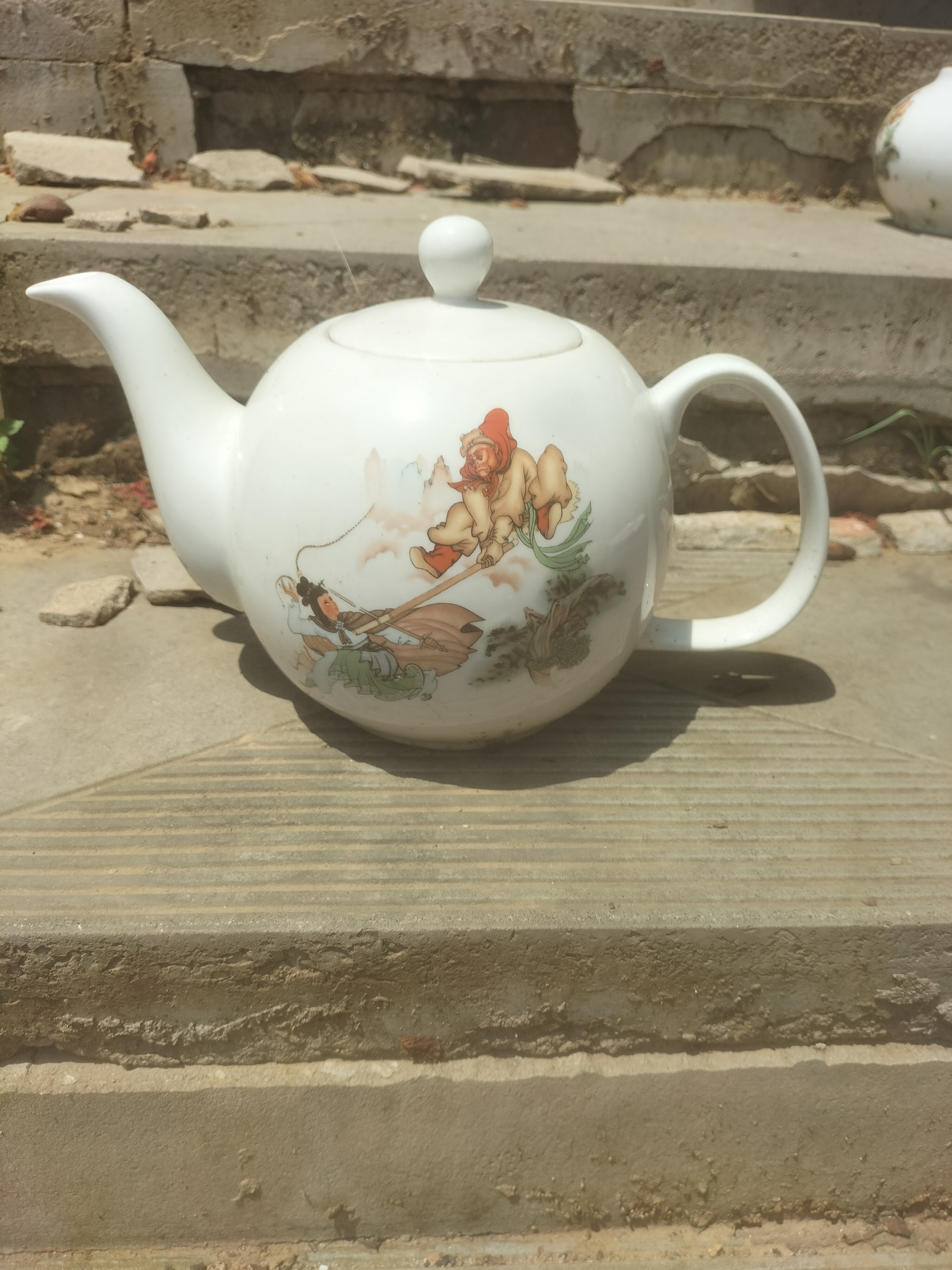 库存微瑕  单孔  三打白骨精茶壶一个