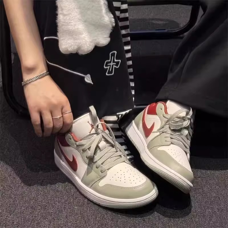 【滔搏联动】NIKE耐克男子AIRJORDAN1复古运动训练篮球鞋553558-133