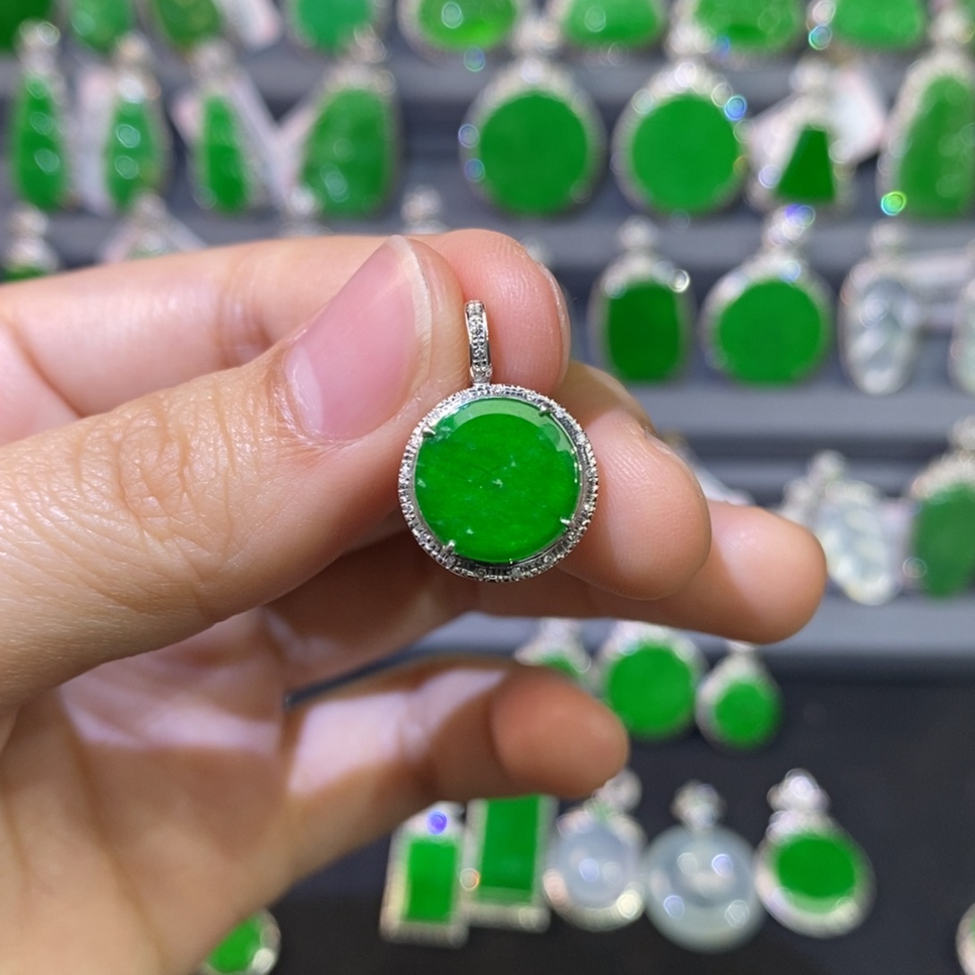 翡翠吊坠(不含链)18K金镶嵌有冰丝 不介意可以拍～